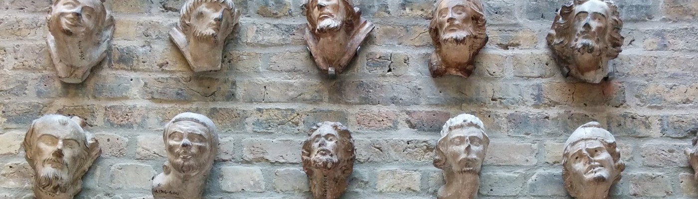 Päitä Victoria & Albert Museumissa Lontoossa