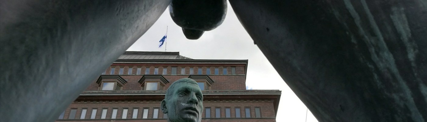 Kuvituskuva: Alaston mieshahmo munasillaan