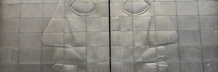 Kuvituskuva: Naamioimaiset hahmot metallitaontana